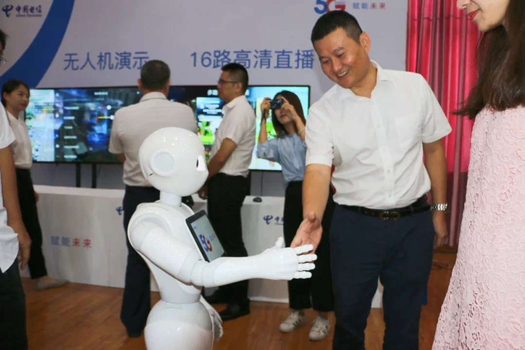 5G与人工智能结合的机器人
